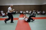 35-Cours-de-Krav-Maga-septembre-2019-Agresseur-qui-pousse-dans-le-dos-avec-roulade-3
