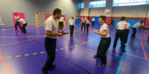 Défense contre couteau en exercice Krav Maga