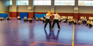 Explication technique Krav Maga pendant un cours