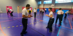 Défense contre couteau en exercice Krav Maga