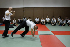 32-Cours-de-Krav-Maga-septembre-2019-Agresseur-qui-pousse-dans-le-dos