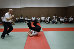 34-Cours-de-Krav-Maga-septembre-2019-Agresseur-qui-pousse-dans-le-dos-avec-roulade-2