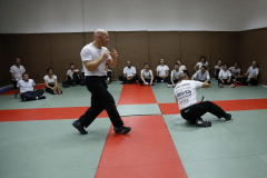 36-Cours-de-Krav-Maga-septembre-2019-Roulade-en-se-relevant-face-a-lagresseur