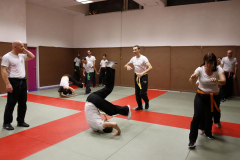 38-Cours-de-Krav-Maga-septembre-2019-Exercice-avec-agresseur-qui-pousse-dans-le-dos-1